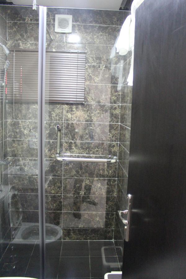 לגוס Urban Metro Inn מראה חיצוני תמונה