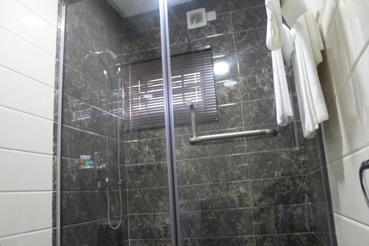 לגוס Urban Metro Inn מראה חיצוני תמונה