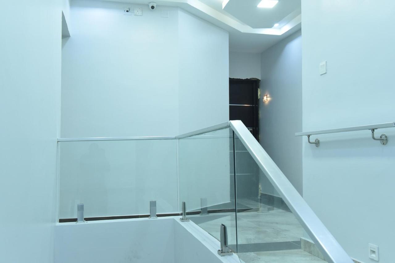 לגוס Urban Metro Inn מראה חיצוני תמונה